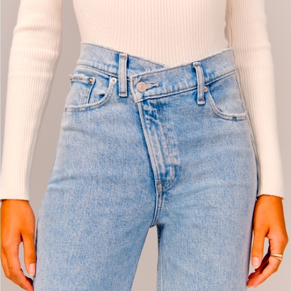 Abercrombie 90’s Straight Ultra High Rise Cross Waistband Light Wash Jeans